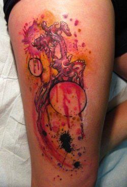 An artistic abstract tattoo that combines alienish shapes and paint splatters