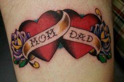 The banners across the two hearts in this tattoo read mom and dad, a celebration of this person's parents