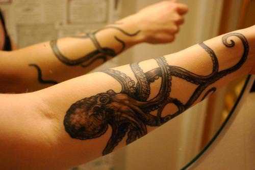 This is an excellent example of how an octopus tattoo can be wrapped around an arm