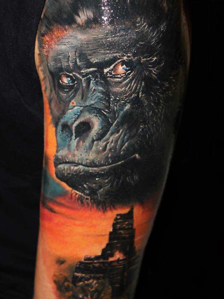 Alex de Pase has used contrasting tattoo inks to create thie photo realistic tattoo of a gorilla