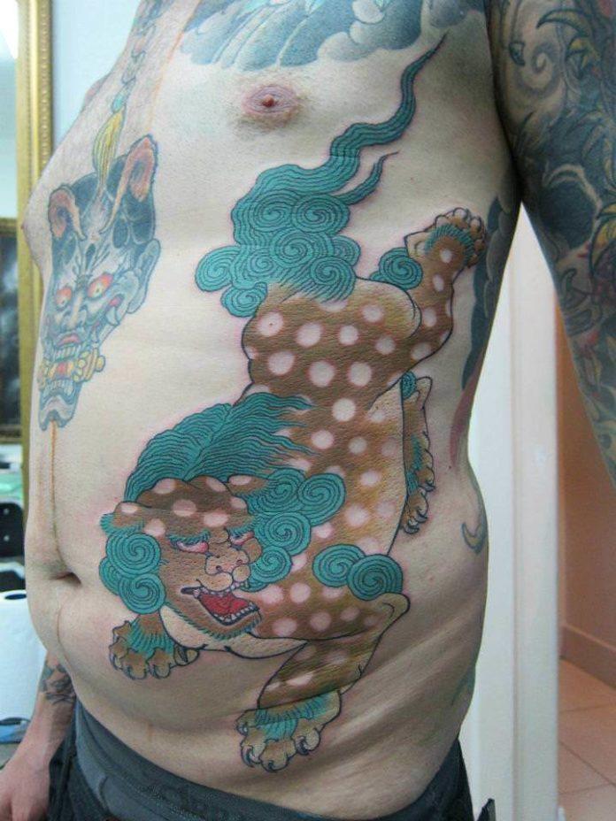 Perfectionist tattoo artist Hide Ichibay tattoos a beauitful Japanese illustration of an oriental lion