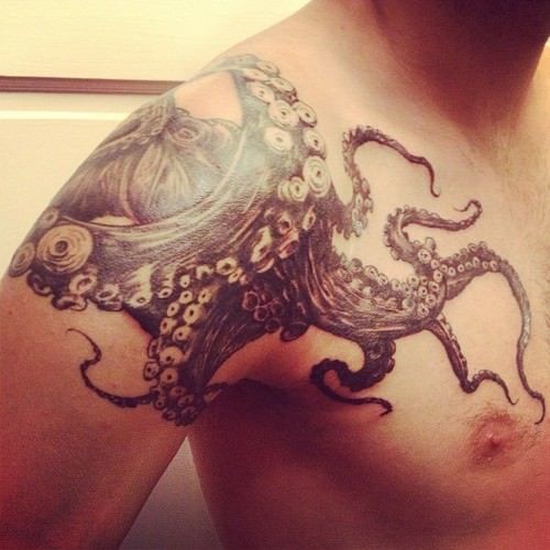 Artist Dan Marshall has done exceptional job of highlighting the tentacles of this octupus tattoo