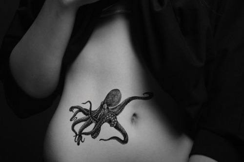 Delicate and detailed, this octopus tattoo makes for a cute belly design