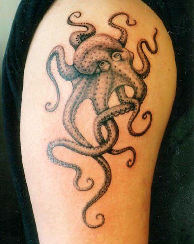 The tattoo artist has put the tentacles of this octopus to use to create an organic, flowing tattoo design