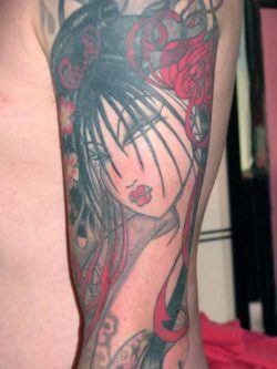 This Japanese geisha tattoo by Venus Flytrap has both a modern hairstyle and a modern art style