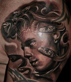Guil Zekri reincarnates the iage of Medusa in this surrealist black ink tattoo