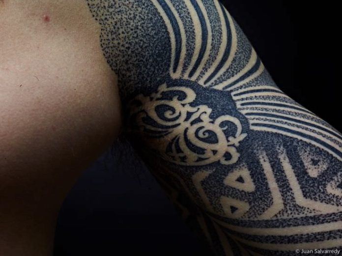 This close up of a sacred geometry tattoo by Nazareno Tubaro shows how the artist create shades with dots