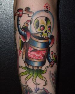 Miles Kanne uses an American traditional style to create this alien robot tattoo design