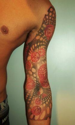 Deliperi has used circles to create an optical illusion in this geometric tattoo design