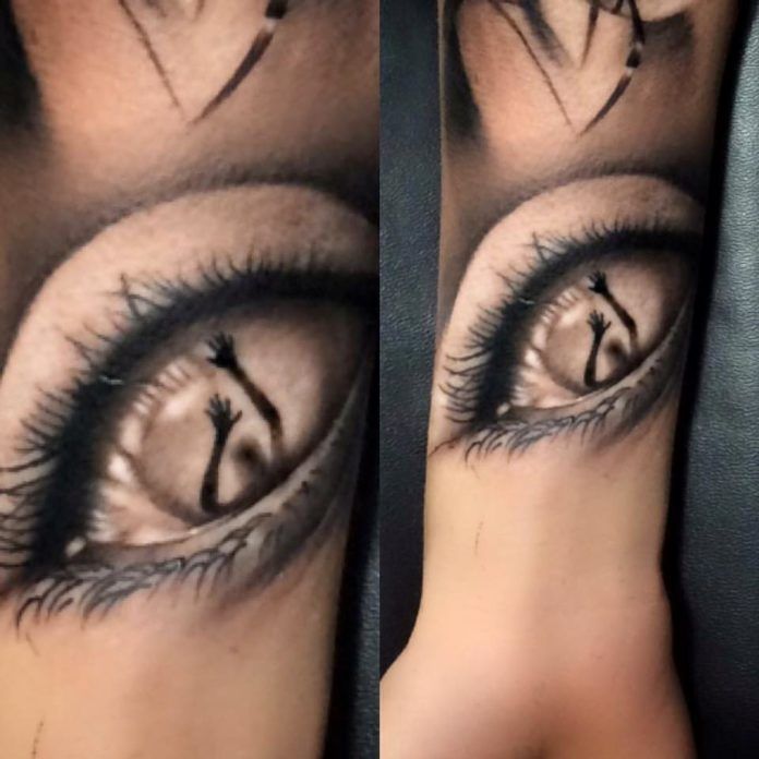 This wrist tattoo of an eye shows Jefree Naderali's skill with creating fine details in a photorealistic style. Can the person within the eye escape?