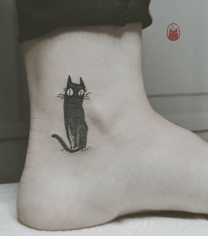 Which cat owner can say that their cat has never stared at them with the same crazy eyes as the ones in this cat tattoo by Daria Rei