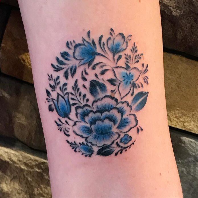 Nelson Daboud was careful to include the appearance of brushstrokes in the outlines of this Delft Blue tattoo, which mimic the painted lines of the antique porcelain art
