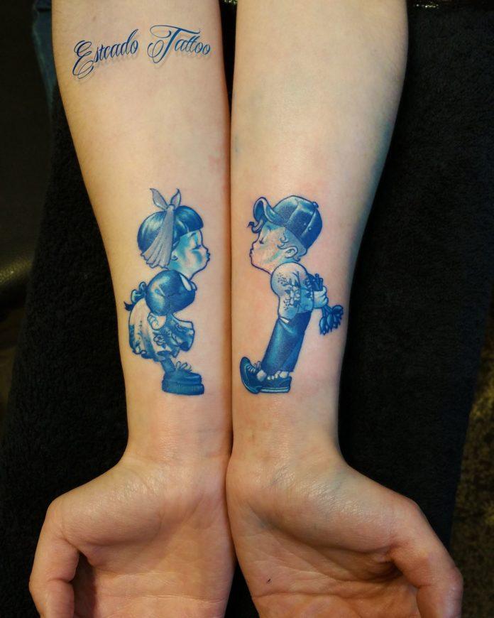 Nikola Boskovic has used blue and white tattoo inks to give these two wrist tattoos of the adorable Dutch kissing couple a modern twist