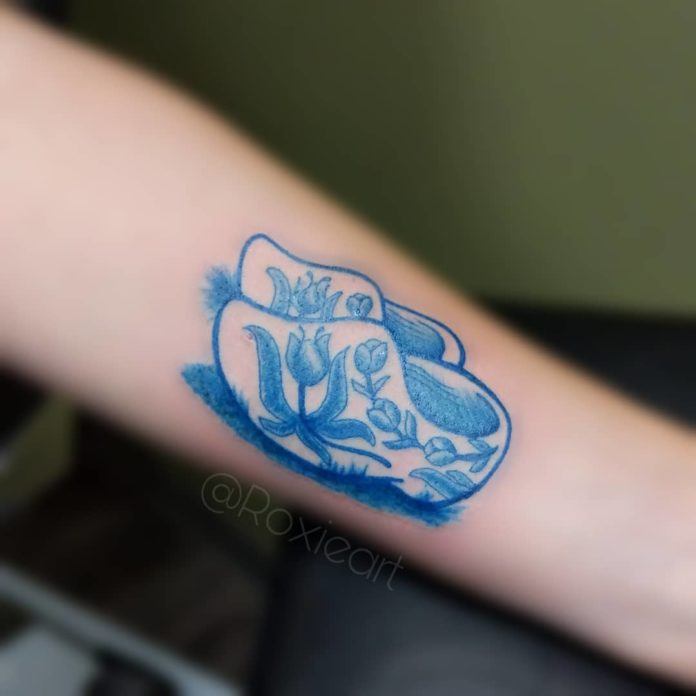 This cute Delft Blue tattoo is of a pair of wooden Dutch clogs painted with tulip flowers