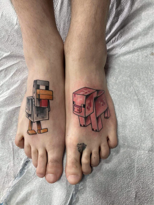 These foot tattooes show a Minecraft hen and a Minecraft pig, complete with game-accurate colors