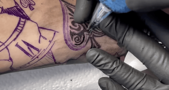 Polish tattoo artist Alex Konti shows us how he tattoos a paisley Ace of Space design